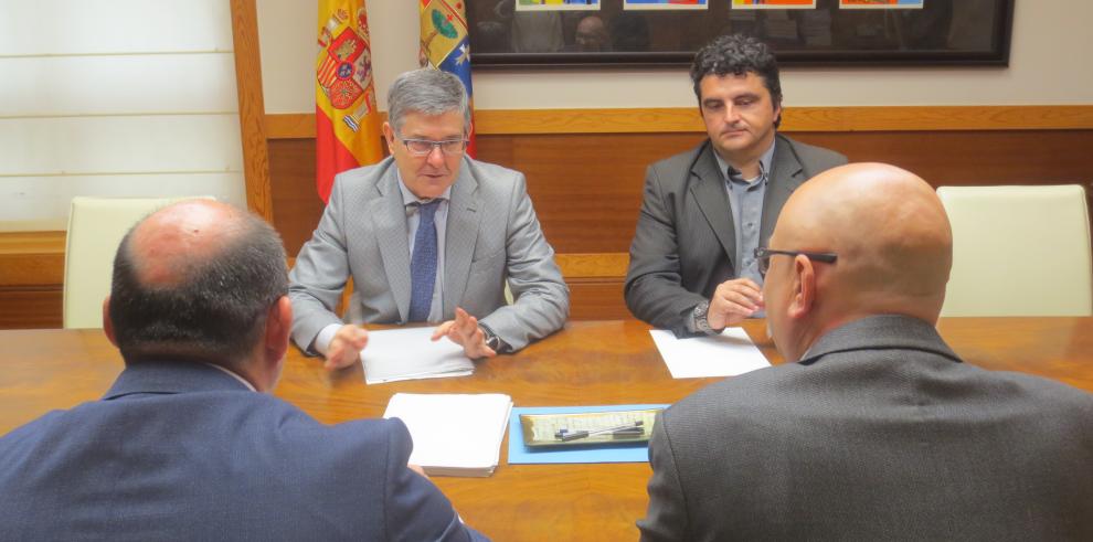 El consejero Guillén confirma que el Gobierno de Aragón complementará las ayudas para el cerro de Pui Pinos, en Alcañiz