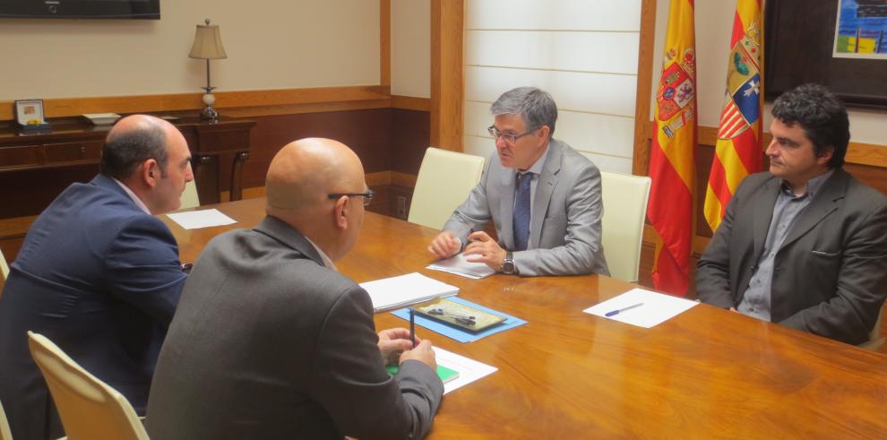 El consejero Guillén confirma que el Gobierno de Aragón complementará las ayudas para el cerro de Pui Pinos, en Alcañiz