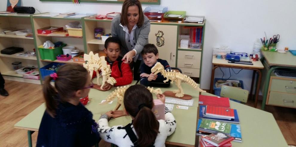 Mayte Pérez viaja a Galve para visitar la ampliación del colegio y el Museo Paleontológico