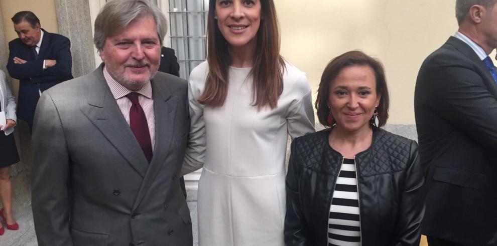 Mayte Pérez muestra su reconomimiento a los galordonados con los Premios Nacionales de Deporte