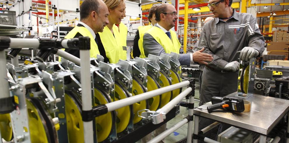 Lambán visita la planta de Schindler de Zaragoza, referente mundial en la fabricación de mecanismos para ascensores