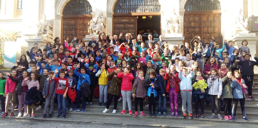 Pilar Alegría anima a alumnos de primaria a romper la brecha de género en la ciencia