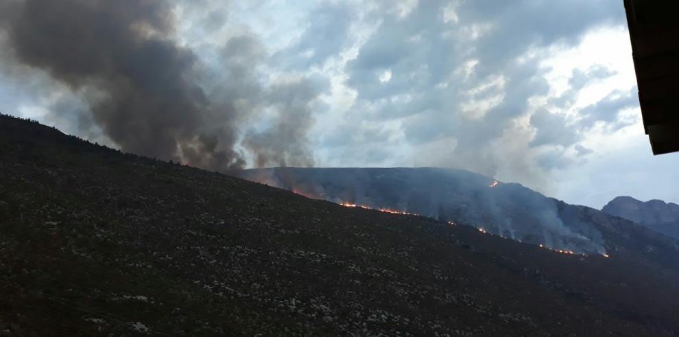 Medios aéreos se incorporan a la extinción del incendio de Fanlo