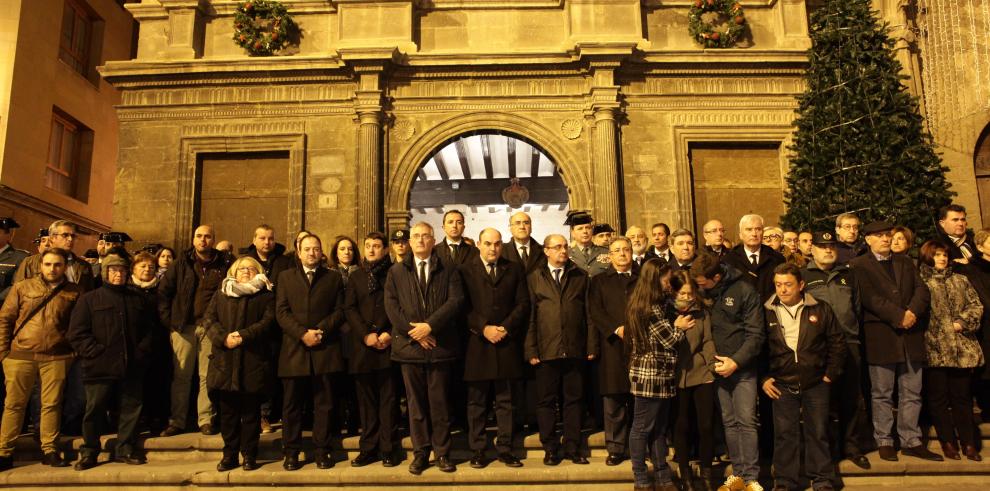 El presidente Lambán participa en la concentración en Alcañiz en repulsa por el asesinato de dos guardias civiles y un vecino de Andorra