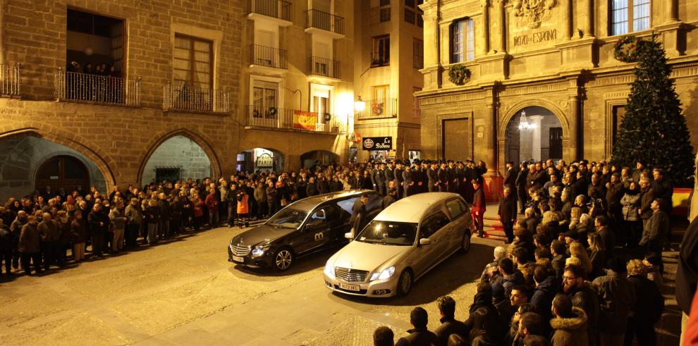 El presidente Lambán participa en la concentración en Alcañiz en repulsa por el asesinato de dos guardias civiles y un vecino de Andorra