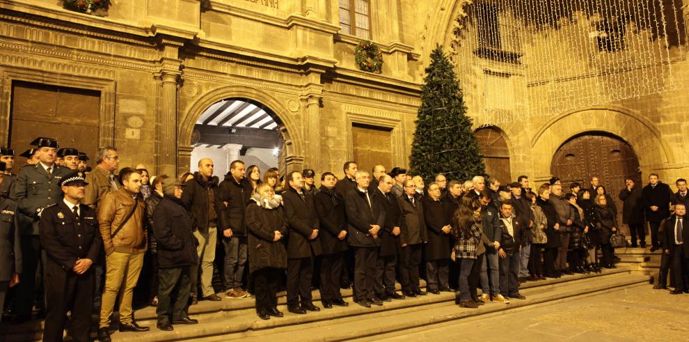 El presidente Lambán participa en la concentración en Alcañiz en repulsa por el asesinato de dos guardias civiles y un vecino de Andorra