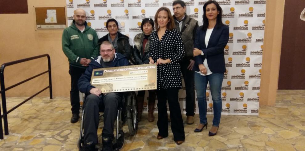 Dinópolis entrega a ATUEM 11.570 euros recaudados en sus jornadas solidarias