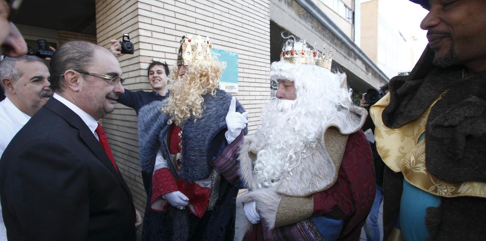 El Presidente de Aragón recibe a los Reyes Magos que visitan a los niños de la planta de oncología del Hospital Infantil, de la mano de Aspanoa