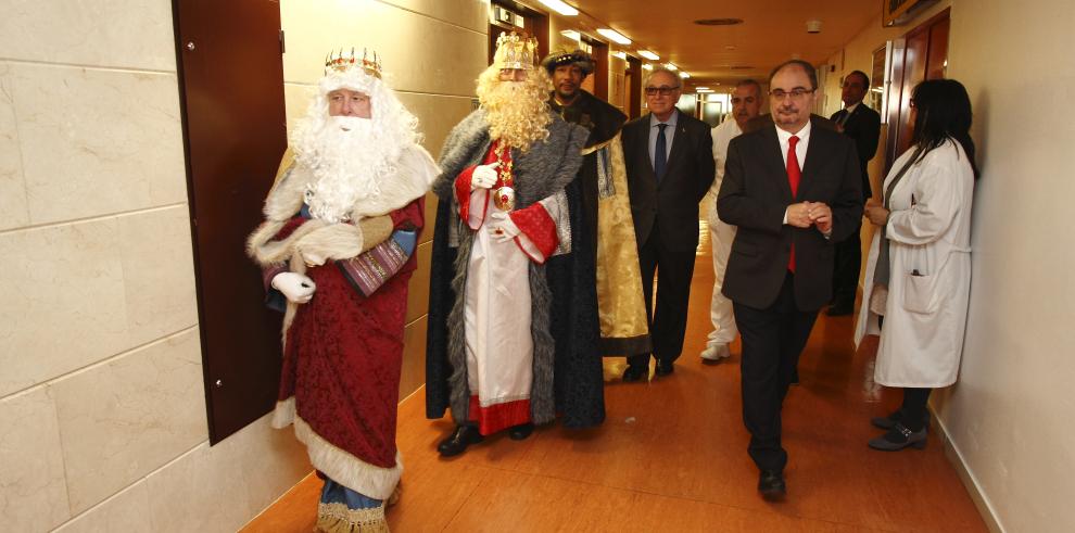 El Presidente de Aragón recibe a los Reyes Magos que visitan a los niños de la planta de oncología del Hospital Infantil, de la mano de Aspanoa