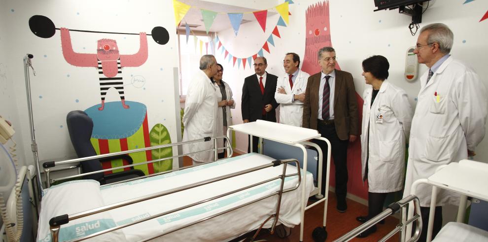 El Presidente de Aragón recibe a los Reyes Magos que visitan a los niños de la planta de oncología del Hospital Infantil, de la mano de Aspanoa