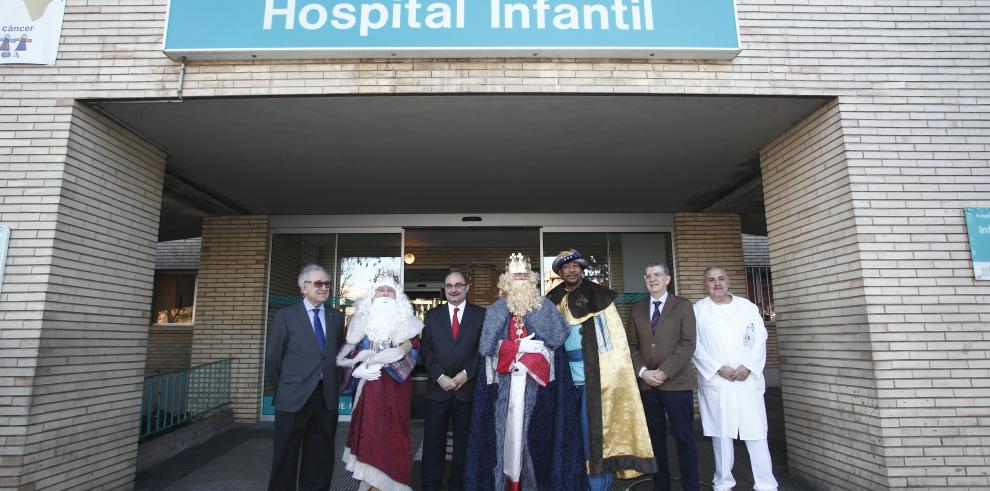 El Presidente de Aragón recibe a los Reyes Magos que visitan a los niños de la planta de oncología del Hospital Infantil, de la mano de Aspanoa