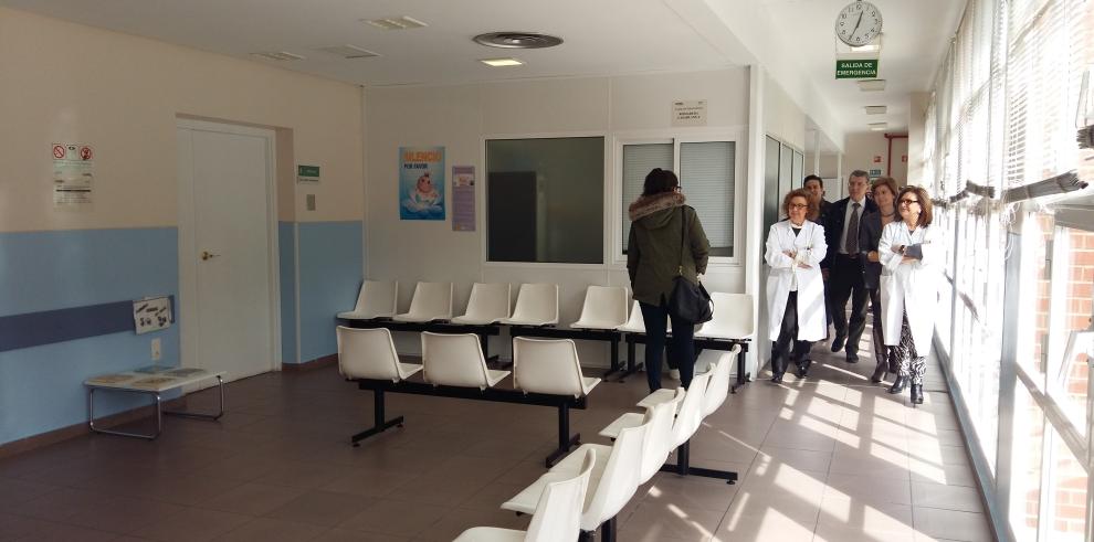 El consejero de Sanidad ha visitado el centro de salud de Casablanca, que atiende a más de 10.000 personas