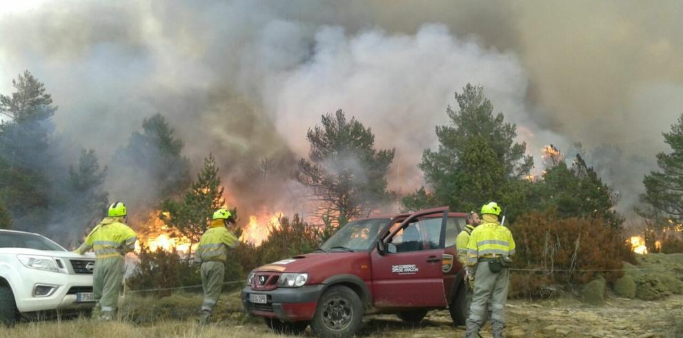 Nuevos medios de extinción se incorporan al incendio de Torre la Ribera