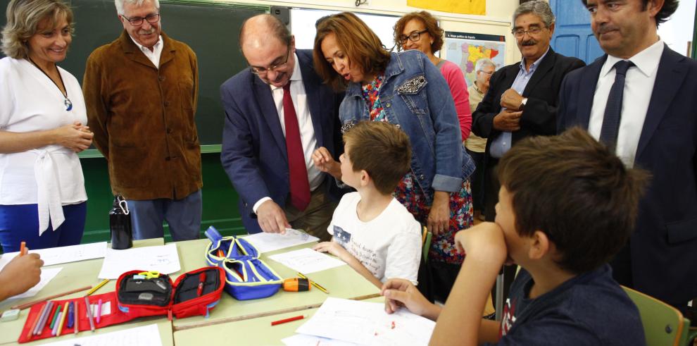 El Presidente de Aragón inaugura el inicio del curso escolar en Huesca donde  crece el número de aulas públicas que acogen a más de 18.000 niños