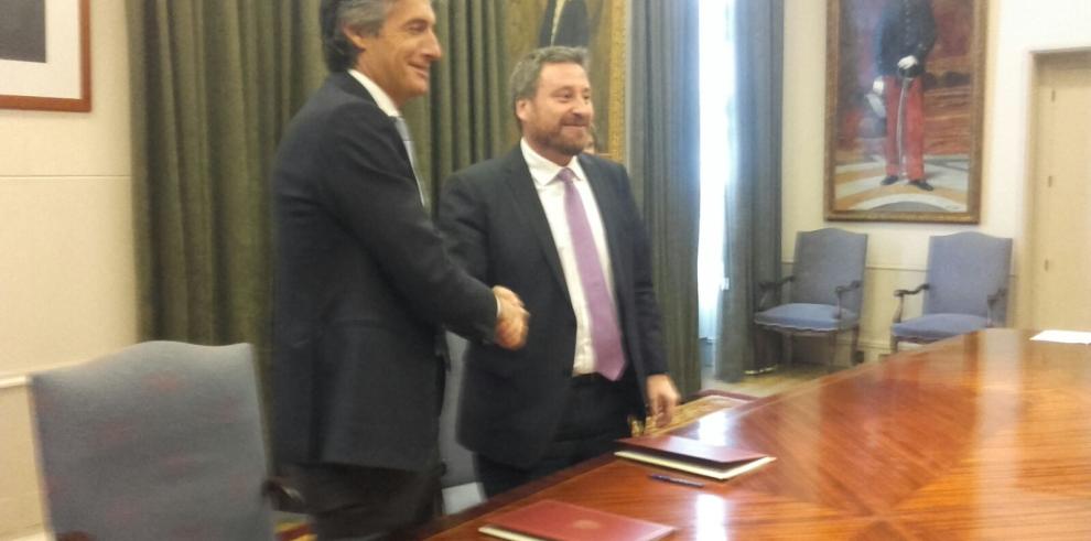 El consejero Soro y el ministro de Fomento firman el convenio que permite destinar 17 millones de euros a las ayudas de rehabilitación y alquiler de vivienda