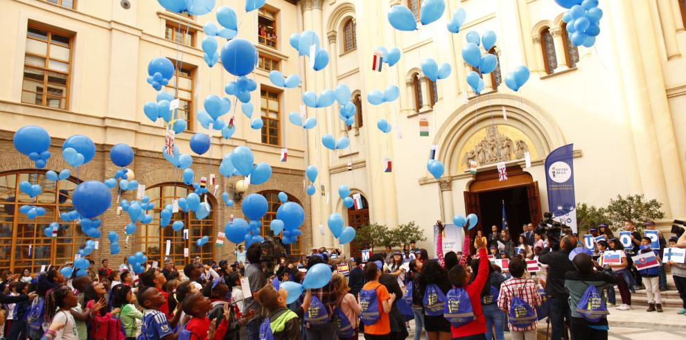 Alumnos del CEIP Juan XXIII lanzan sus deseos para Europa desde el Gobierno de Aragón