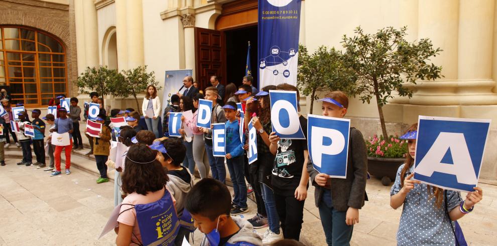 Alumnos del CEIP Juan XXIII lanzan sus deseos para Europa desde el Gobierno de Aragón