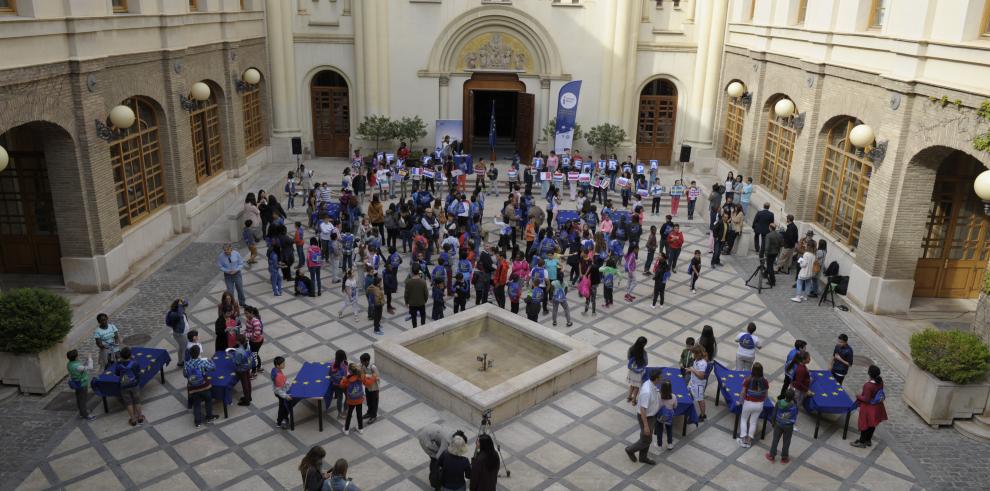 Alumnos del CEIP Juan XXIII lanzan sus deseos para Europa desde el Gobierno de Aragón