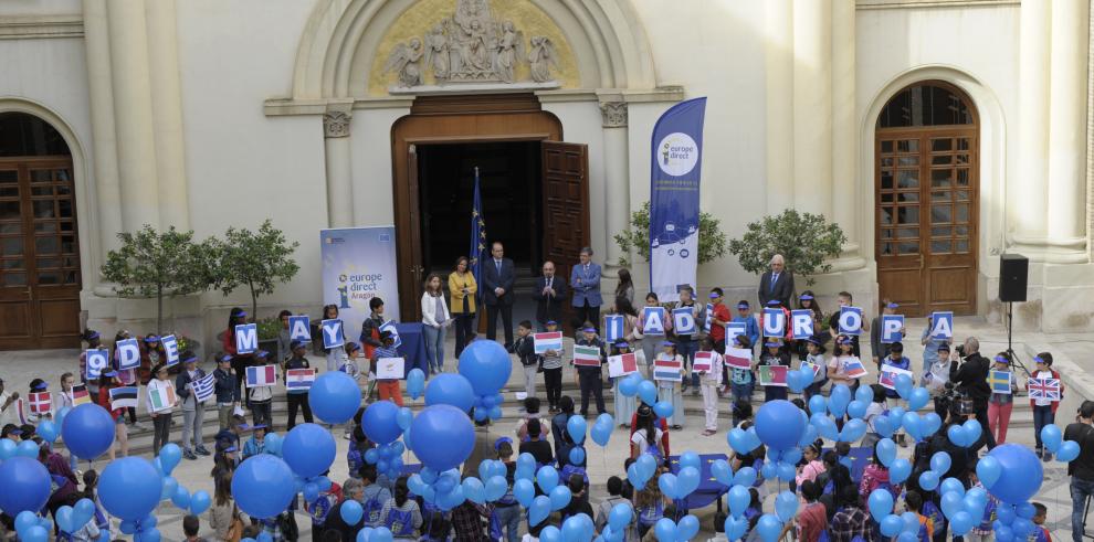 Alumnos del CEIP Juan XXIII lanzan sus deseos para Europa desde el Gobierno de Aragón