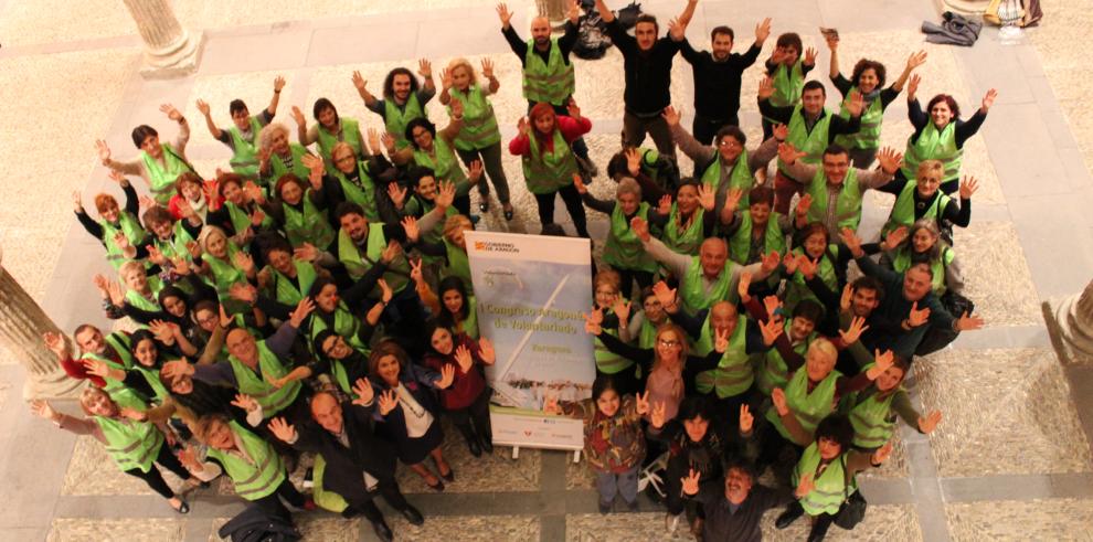 Los colaboradores del I Congreso Aragonés de Voluntariado se forman en el Patio de la Infanta