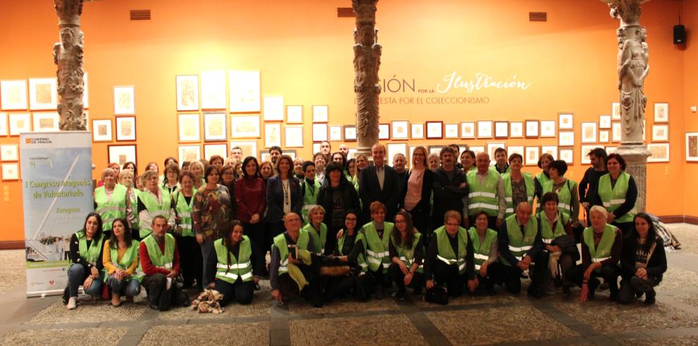 Los colaboradores del I Congreso Aragonés de Voluntariado se forman en el Patio de la Infanta