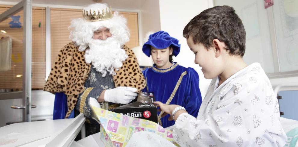 Los Reyes Magos llevan su magia y regalos al Hospital Infantil