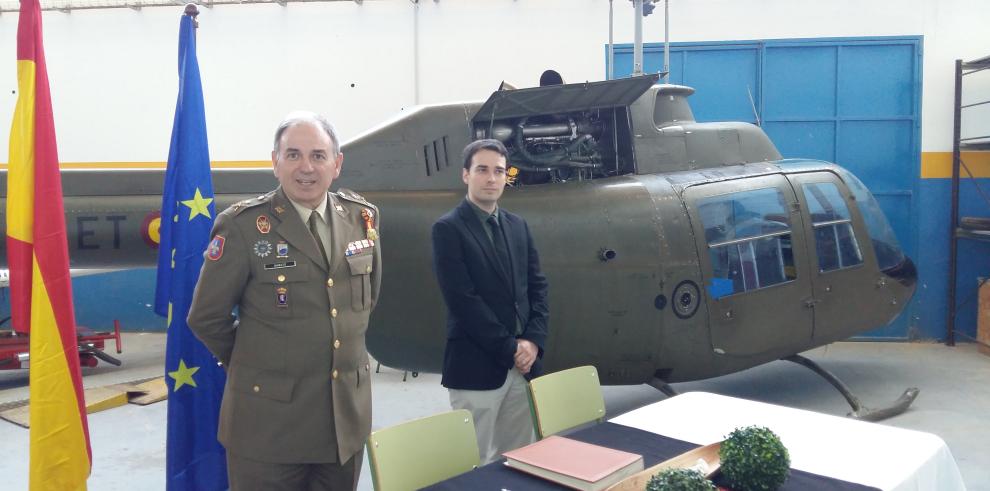 La Academia de Logística de Calatayud dona un helicóptero con fines educativos al IES Miralbueno