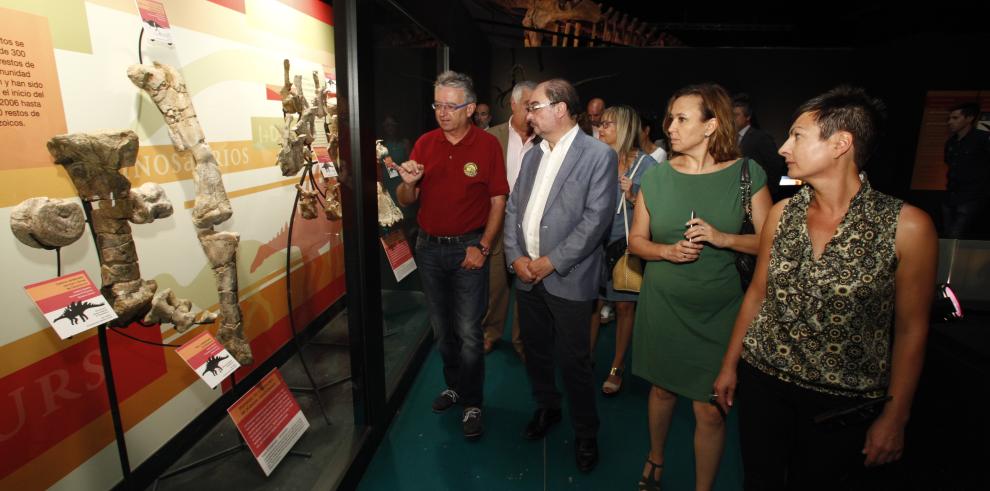 El Presidente de Aragón visita Dinópolis y los nuevos corpóreos de dinosaurios