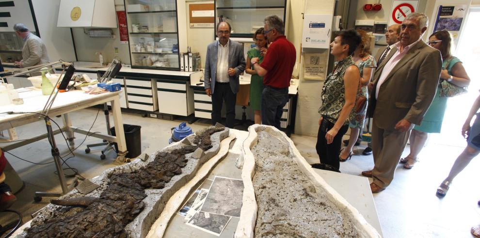 El Presidente de Aragón visita Dinópolis y los nuevos corpóreos de dinosaurios