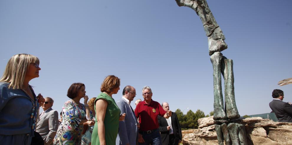 El Presidente de Aragón visita Dinópolis y los nuevos corpóreos de dinosaurios