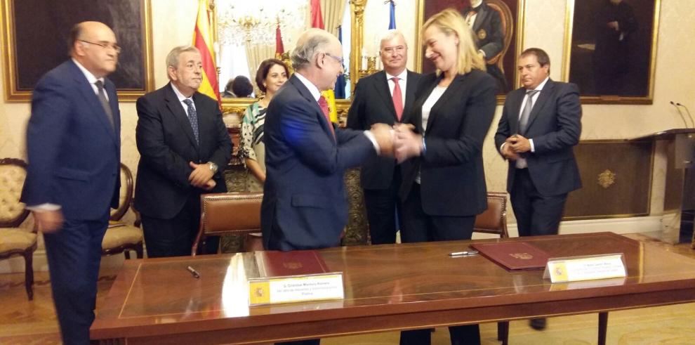 La consejera de Economía ha firmado este martes el convenio del Fondo de Inversiones de Teruel para 2016