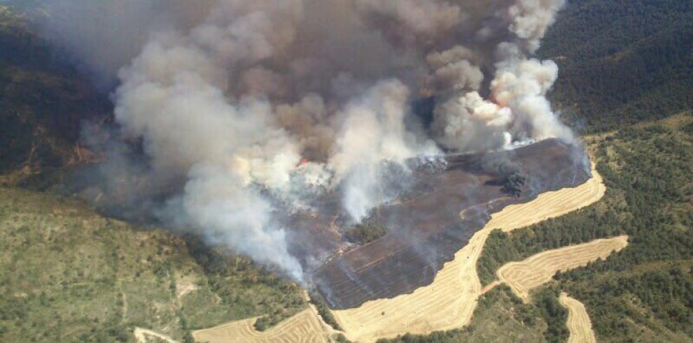 Más de 70 personas trabajan esta tarde intentando estabilizar antes del anochecer el incendio de Atarés