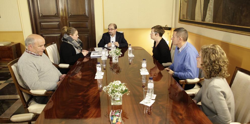 El Presidente de Aragón recibe a la Plataforma contra el cierre del cuartel militar de Huesca