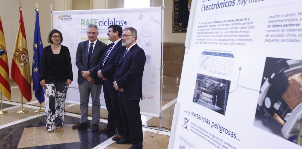 Reciclar más y mejor los aparatos eléctricos y electrónicos, objetivo de la exposición “RAEEcíclalos”