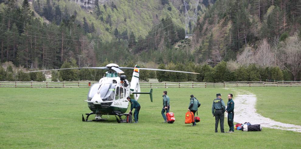 Efectivos de la UME y un vehículo del 112 Aragón destinado a mejorar las comunicaciones refuerzan la búsqueda del desaparecido en Bujaruelo