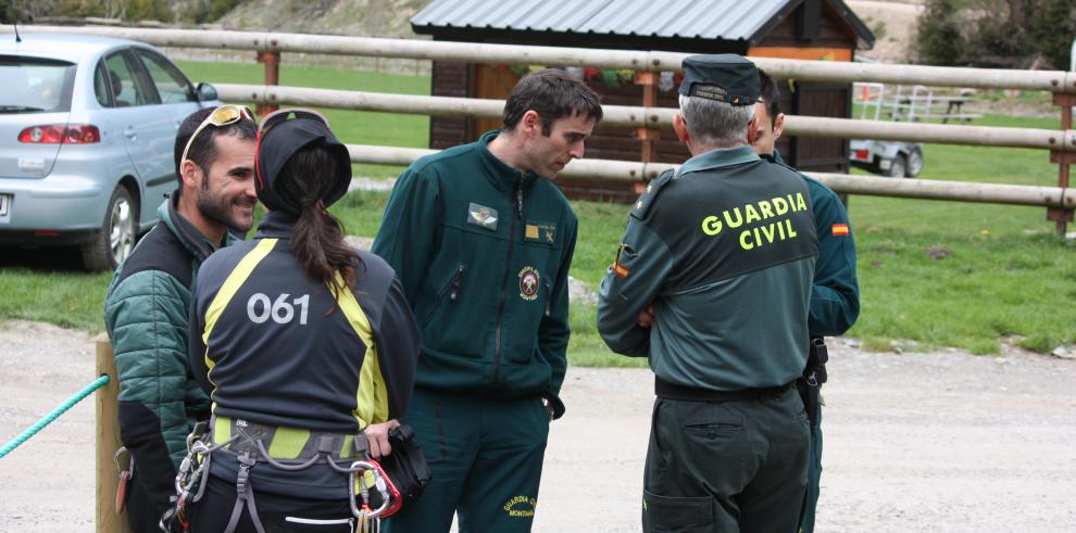 Efectivos de la UME y un vehículo del 112 Aragón destinado a mejorar las comunicaciones refuerzan la búsqueda del desaparecido en Bujaruelo