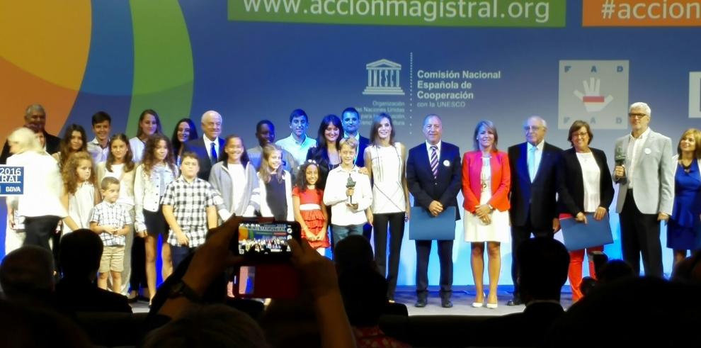 Los IES Reyes Católicos de Ejea y Miguel Catalán de Zaragoza reciben una mención de honor a la Acción Magistral 2016 entregada por la Reina Letizia