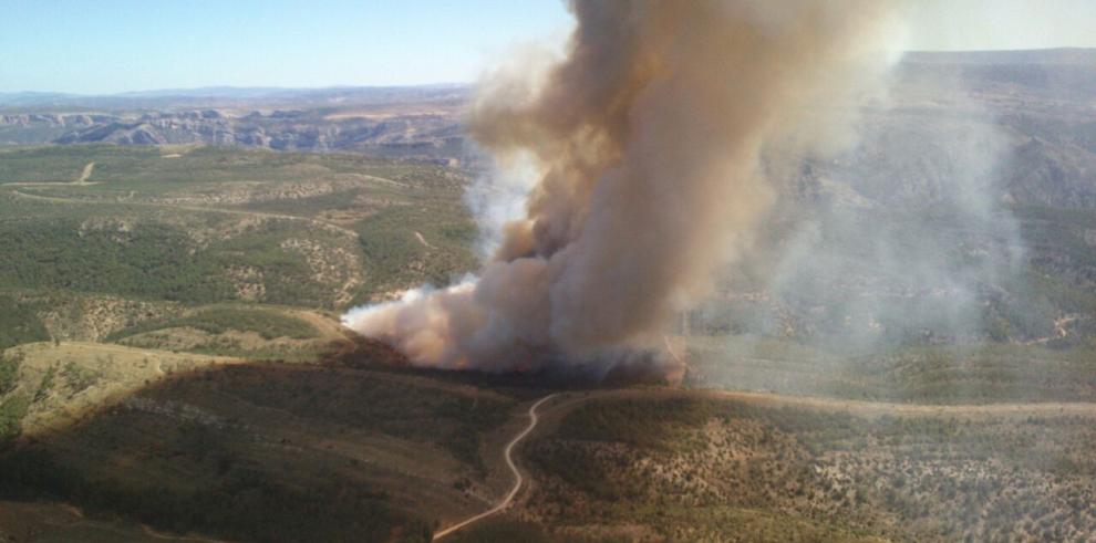  Nueve helicópteros y cuatro hidroaviones trabajan en la extinción del fuego en Ejulve