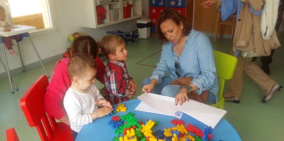 Mayte Pérez recuerda la figura de Desideri Lombarte con los alumnos y profesores del Matarraña