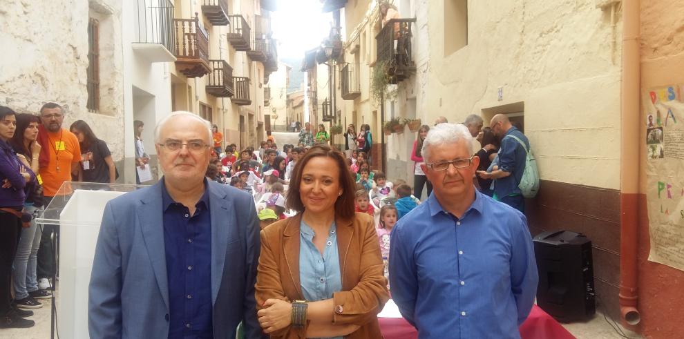 Mayte Pérez recuerda la figura de Desideri Lombarte con los alumnos y profesores del Matarraña