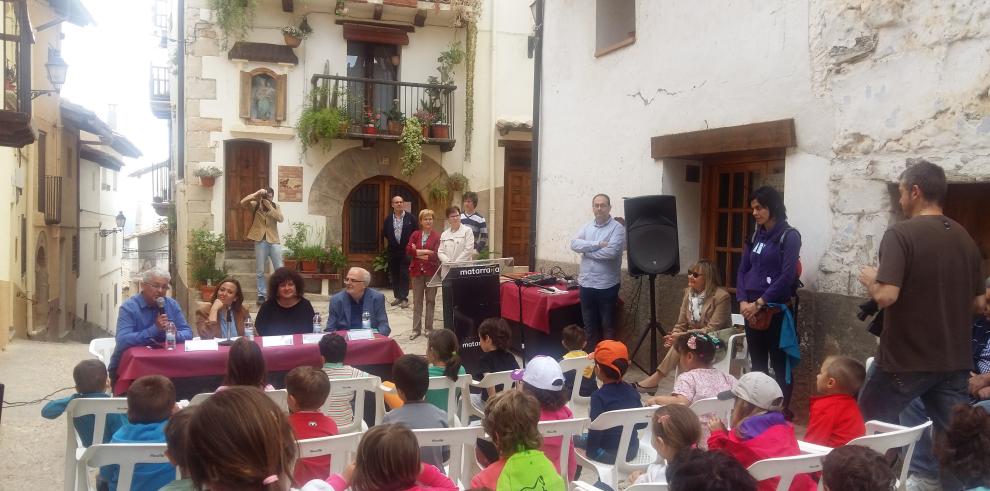 Mayte Pérez recuerda la figura de Desideri Lombarte con los alumnos y profesores del Matarraña