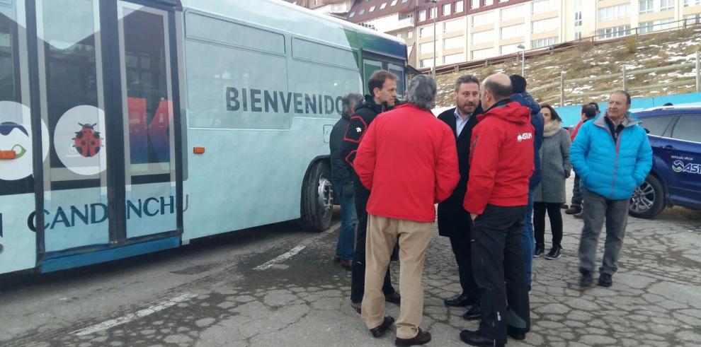 Un autobús para hacer más atractiva la oferta de nieve en Aragón 