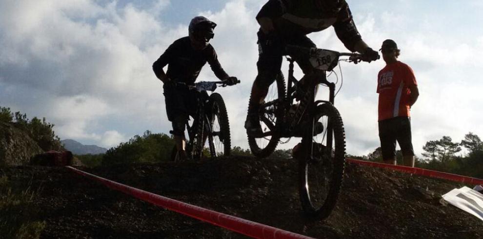 Touroperadoras británicas visitan las opciones BTT en Aragón