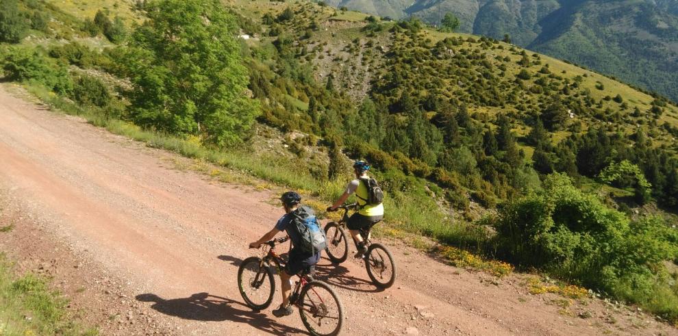 Touroperadoras británicas visitan las opciones BTT en Aragón