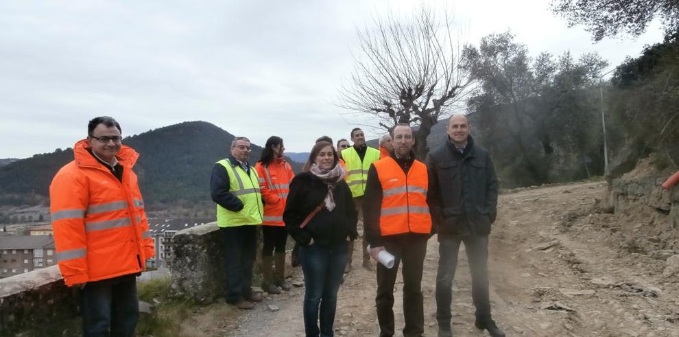 El director general de Movilidad e Infraestructuras visita las obras del acceso a Boltaña