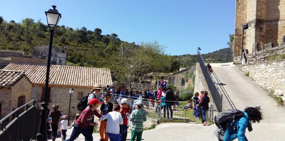 Cerca de 200 alumnos del Alto Aragón comparten en Abizanda una jornada en aragonés con el programa Fer Chuntos