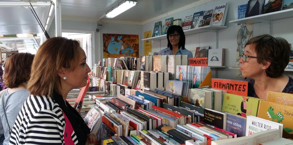 Mayte Pérez reconoce el esfuerzo de iniciativas como la Feria del Libro de Huesca a la que se seguirá apoyando