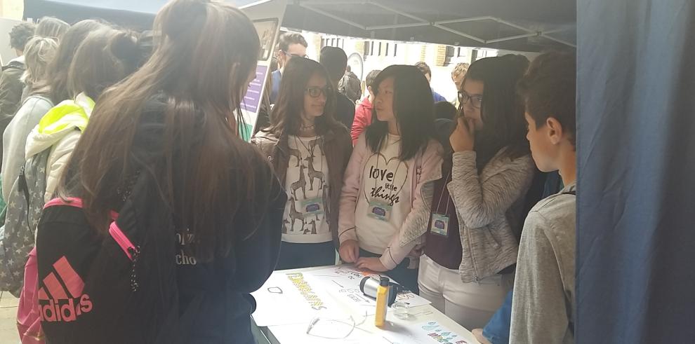 Pilar Alegría ha visitado la I Feria de Nanociencia para escolares de Aragón FENANÓMENOS