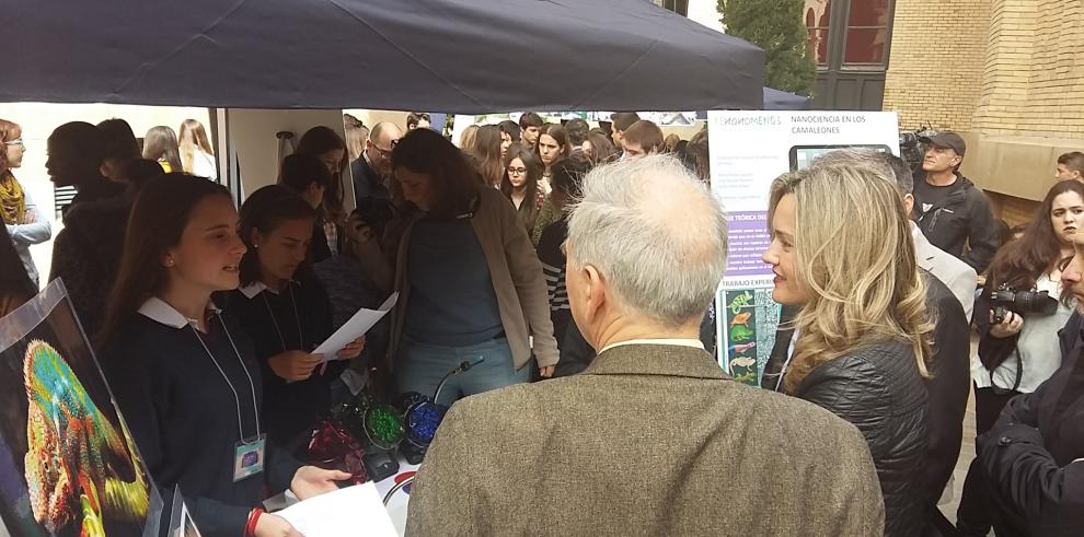 Pilar Alegría ha visitado la I Feria de Nanociencia para escolares de Aragón FENANÓMENOS