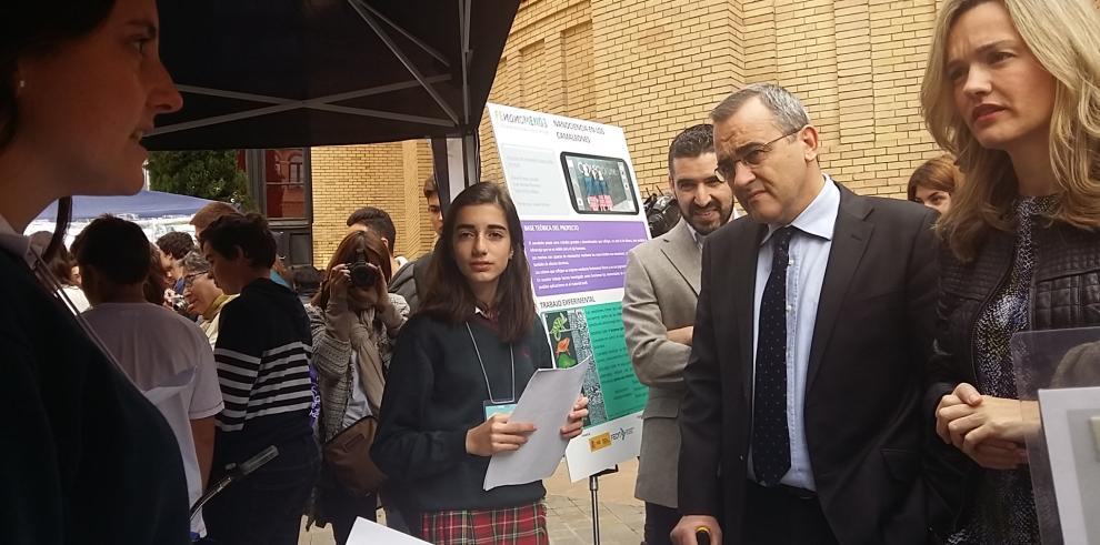 Pilar Alegría ha visitado la I Feria de Nanociencia para escolares de Aragón FENANÓMENOS